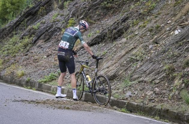 Wout van Aert crashing in stage 16 of Vuelta a Espana