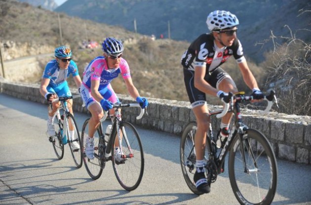 Xavier Tondo (Cervelo TestTeam) climbs ahead of Damiano Cunego (Team Lampre). Photo copyright Fotoreporter Sirotti.