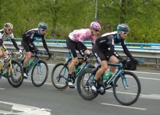 Bradley Wiggins guarded by his Team Sky crew. Photo copyright Fotoreporter Sirotti.