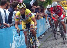 Simni leads Garzelli up the climb.