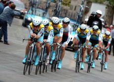 Levi Leipheimer shows fellow Astanas how to ride a time trial. Levi Leipheimer shows fellow Astanas how to ride a time trial.