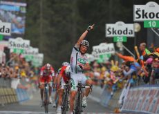 Di Luca takes the stage win. Photo copyright Fotoreporter Sirotti. Di Luca takes the stage win. Photo copyright Fotoreporter Sirotti.