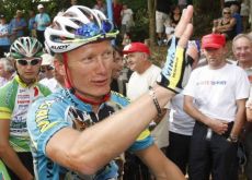 Alexander Vinokourov of Kazakhstan, who was sacked from the Astana team after he tested positive for blood doping in the 2007 Tour de France, waves to supporters as he returns to cycling after a two-year doping ban at Castillon la Bataille, August 4, 2009. Reuters. Alexander Vinokourov of Kazakhstan, who was sacked from the Astana team after he tested positive for blood doping in the 2007 Tour de France, waves to supporters as he returns to cycling after a two-year doping ban at Castillon la Bataille, August 4, 2009. Reuters.