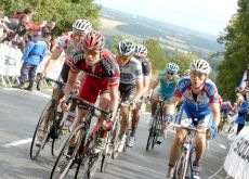 Cadel Evans leads Alberto Contador up the climb to Mur de Bretagne. Photo Fotoreporter Sirotti.
