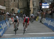 Cadel Evans and Stefano Garzelli sprint. Photo copyright Fotoreporter Sirotti.
