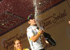 Mark Cavendish celebrates his Giro victory. Photo Fotoreporter Sirotti.