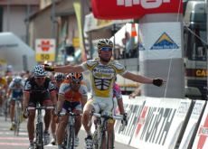 Mark Cavendish (Team Columbia-Highroad) takes the stage win ahead of Freire (Team Rabobank) and Hushovd (Cervelo TestTeam). Photo copyright Fotoreporter Sirotti.
