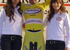 Cobo (Saunier Doval) on the podium with the Basque podium girls.