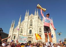 Alberto Contador raises the Giro d'Italia trophy. Photo Fotoreporter Sirotti.