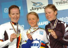 Emma Pooley, Judith Arndt and Linda Villumsen on the podium in Geelong. Photo Fotoreporter Sirotti. Emma Pooley, Judith Arndt and Linda Villumsen on the podium in Geelong. Photo Fotoreporter Sirotti.