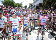 The Giro d'Italia peloton pays tribute to Wouter Weylandt.