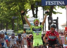 Guardini beats a displeased Cavendish in the sprint final. Photo Fotoreporter Sirotti. Guardini beats a displeased Cavendish in the sprint final. Photo Fotoreporter Sirotti.