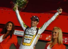 Greg Henderson on the podium with the Spanish beauties. Photo copyright Fotoreporter Sirotti.
