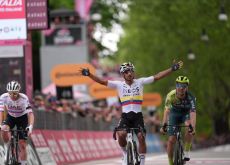 Jhonatan Narvaez wins stage 1 of Giro d'Italia ahead of Tadej Pogacar
