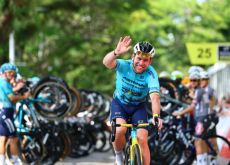 Mark Cavendish smiling and waving