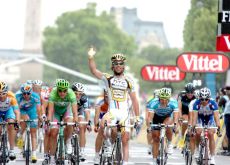 Marks Cavendish wins the sprint in Paris on the Champs Elysees. Photo copyright Fotoreporter Sirotti.