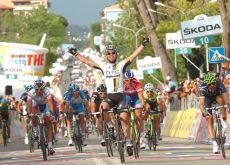Mark Cavendish (Team HTC-HighRoad) powers to win in stage 10 of the Giro d'Italia 2011. Photo Fotoreporter Sirotti.