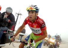 Nibali chases Mosquera up the final climb of the 2010 Vuelta a Espana. Photo copyright Fotoreporter Sirotti.