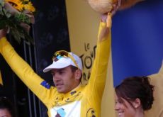 Rinaldo Nocentini (Team AG2R) on the podium with the cute podium girls. Photo copyright Fotoreporter Sirotti. Rinaldo Nocentini (Team AG2R) on the podium with the cute podium girls. Photo copyright Fotoreporter Sirotti.