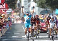 Pierrick Fedrigo takes the sprint win in today's stage 16 of the 2010 Tour de France. Photo copyright Fotoreporter Sirotti.