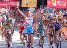 Tyler Farrar wins. Photo copyright Fotoreporter Sirotti. Tyler Farrar wins. Photo copyright Fotoreporter Sirotti.
