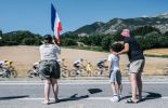Cycling fans with French tricolore